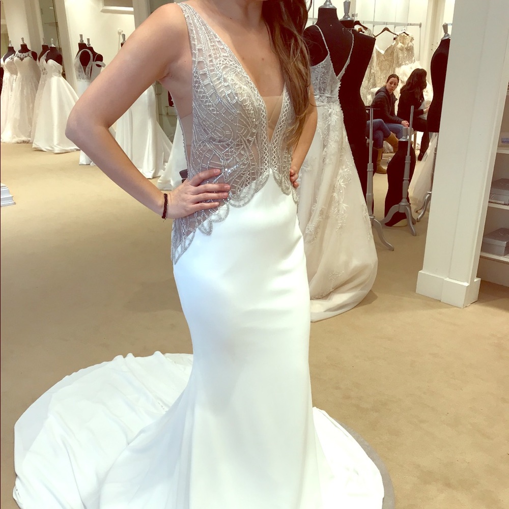 Brand new never worn, mermaid style wedding dress.